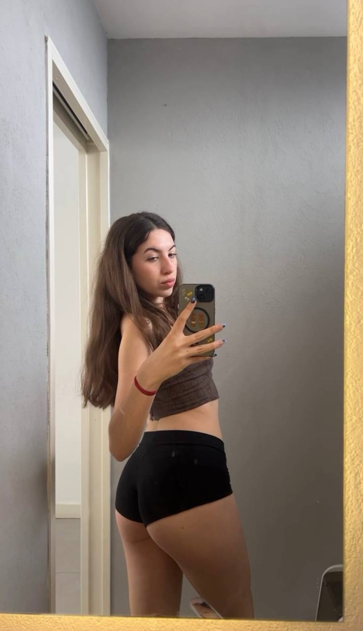 Amber in her underwear in Kolhapur