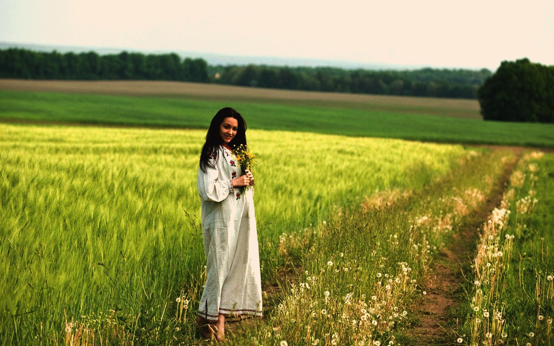 Women in Slavic costumes in Kolhapur