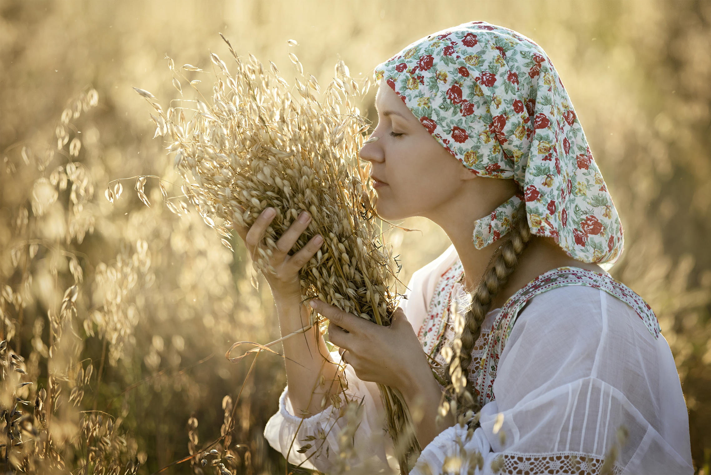 Photo Women in Slavic costumes in Kolhapur