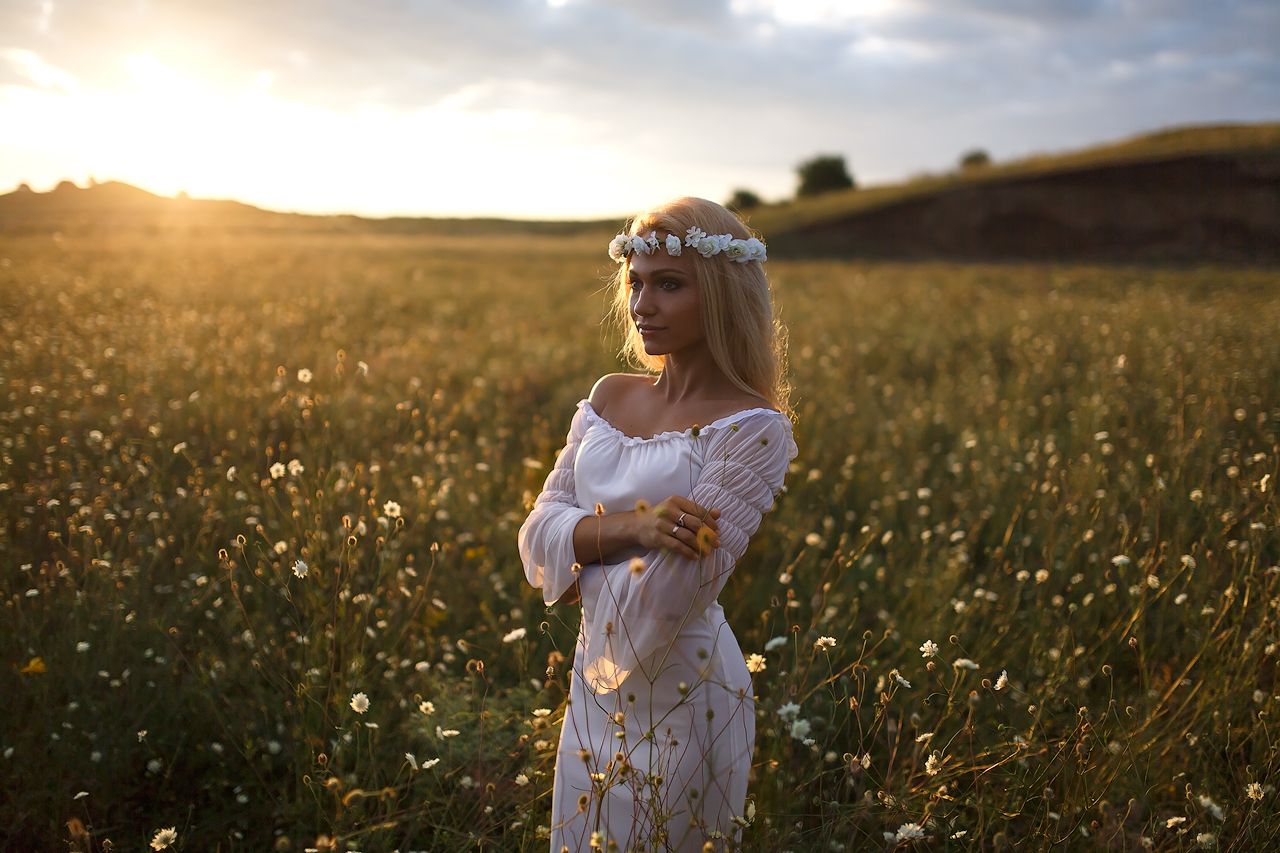 Girls in Slavic costumes in Kolhapur